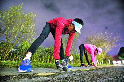 夜跑族的“圈子” 跑团能给以跑友追随的力量