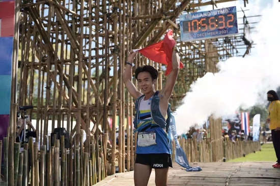 中国小伙寰球越野赛夺冠 他是练过技击的外卖小哥