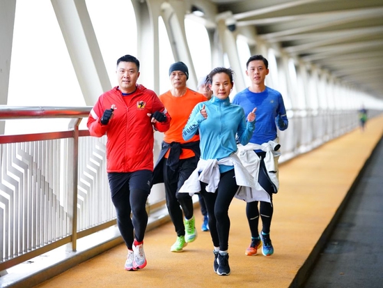 用深爱传递奔走的力量 这些东说念主用脚步丈量地面