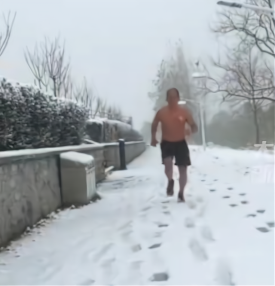 71岁大爷赤膊暴雪中跑步 已坚握40多年！