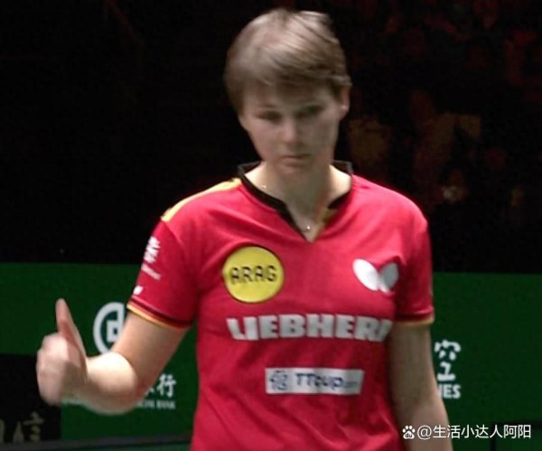 孙颖莎让分治服德国敌手 敌手竖大拇指全场起立饱读掌