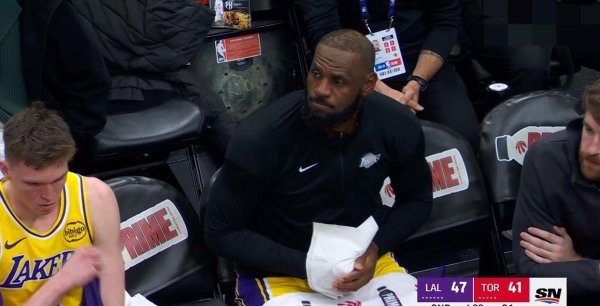 40岁詹姆斯心酸一幕：被换下时8中1仅得2分，裁判无视他默示犯规