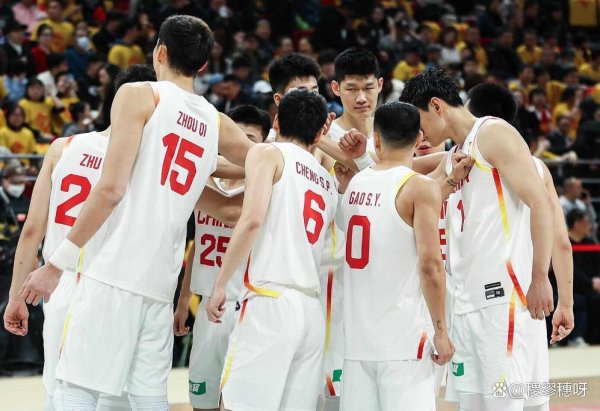 中国男篮威望重组决策，胡金秋与4东说念主留住，7东说念主应离开，引进10球员