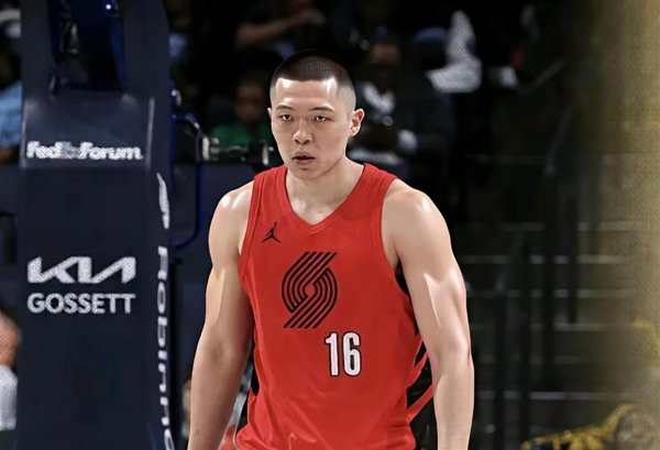 杨瀚森换成寸头，战争力完满飞腾！有一说一，NBA赛场上，就莫得哪位长头发的球员，打的很是非！