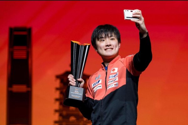 香港总决赛：张本智和初度封王！盼与樊振东交手，领奖台上放洋相