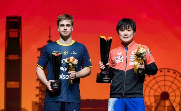 授奖庆典，张本智和将奖杯举偏激顶，笑貌灿烂，莫雷加德稍显放心