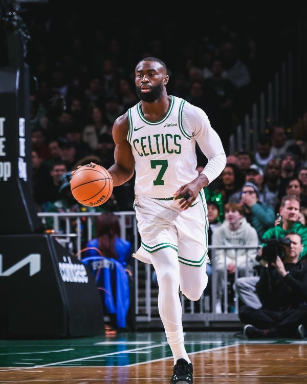 凯尔特东说念主官方：近9场比赛8场砍下30+，保执专注的杰伦-布朗