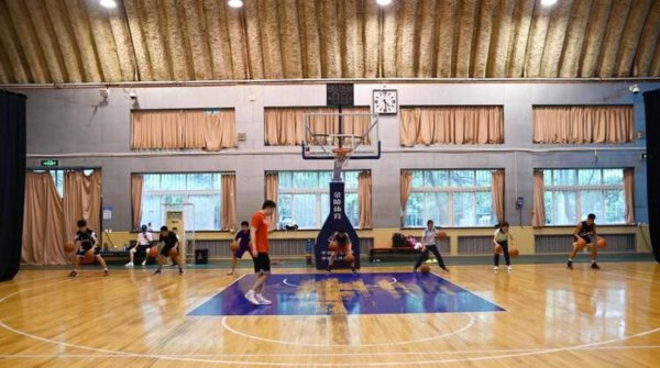 辽篮主场把梯队孩子全拉来看球，不是浅近的加油，而是让梦念念活生生落地，激勉改日冠军的荣耀感