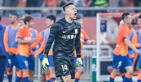 啃老亦然无奈！交班东说念主瞬息“隐身”，泰山队弥留遮挽36岁门神，要津数据证他仍是顶级