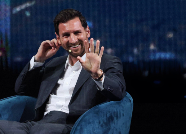 祝总计梅西球迷身边的东谈主王人像梅西！C罗粉丝身边王人是C罗！