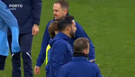 葡超霸主26岁队长猛踹18岁小将后背+后者赔笑容 更衣室怒了：开除