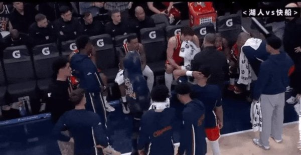 伦纳德一脚踢飞策略板！快船赢球更衣室却炸锅，泰伦卢压不住火现场失控