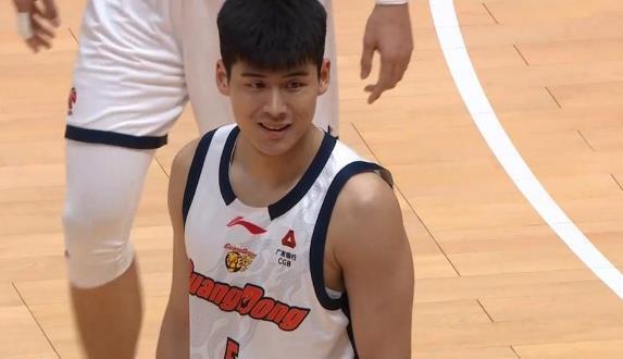 崭新血液！广东关键时刻两小将决定比赛走势 杜锋的培养有了成绩