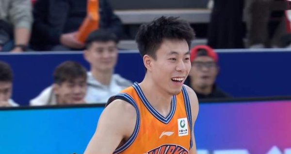 上海男篮取6连胜 刘铮关节抢断 张镇麟20分攻防俱佳 洛夫顿换派遣