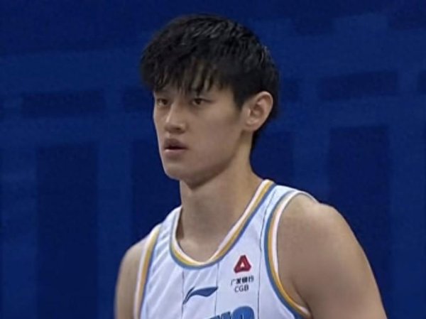 胡金秋16分广厦双杀首钢，曾凡博4分被打爆无地自容