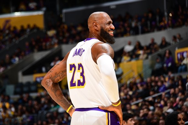 队记：湖东说念主将不雅察詹姆斯当天比赛后的躯壳嗅觉来决定明日是否出战