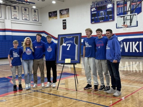 很受迎接！克尼佩尔高中母校排列其大学球衣：但愿他成为各人榜样