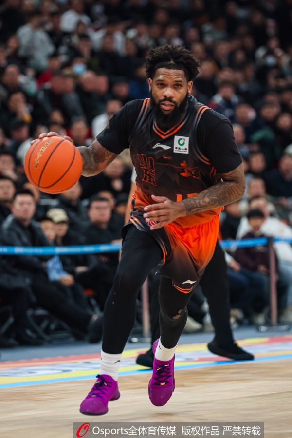 鲁媒：山东男篮第四外助正在谈 小外助鲍威尔真需要死力了 危机了