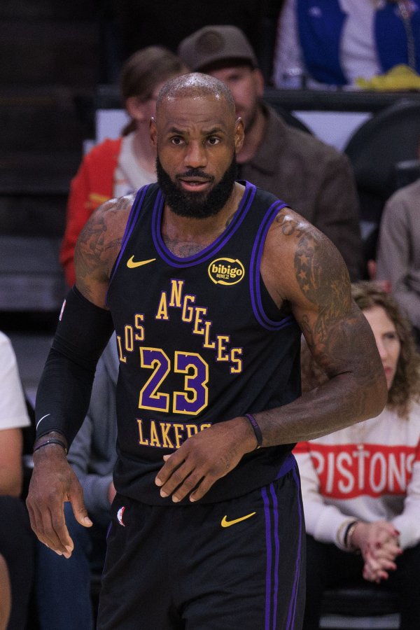 詹姆斯谈活塞球风：很会造弱点打反击 畅通身手和爆发力超强