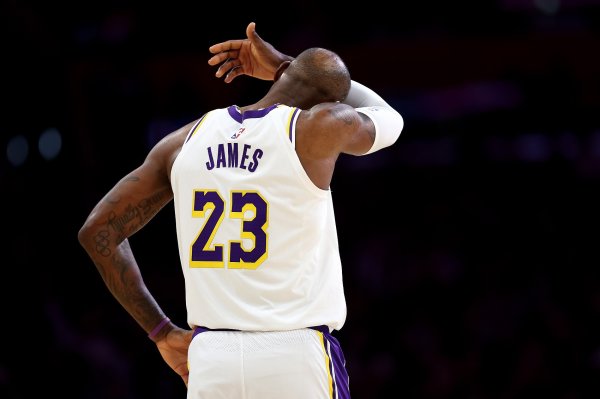 詹姆斯：碰到大面积伤病让湖东说念主很难找到节律 但这不是借口